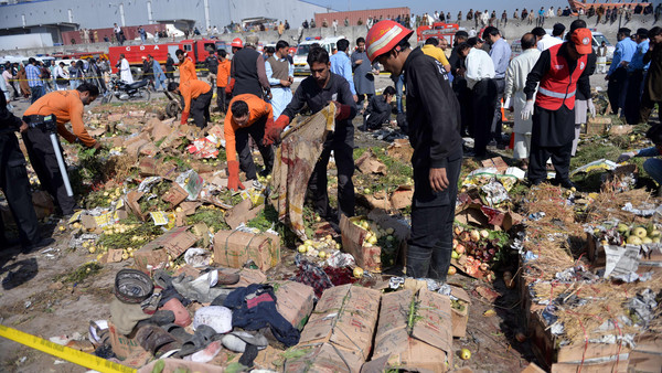 20 قتيلاً و40 جريحاً بانفجار قنبلة في سوق بباكستان