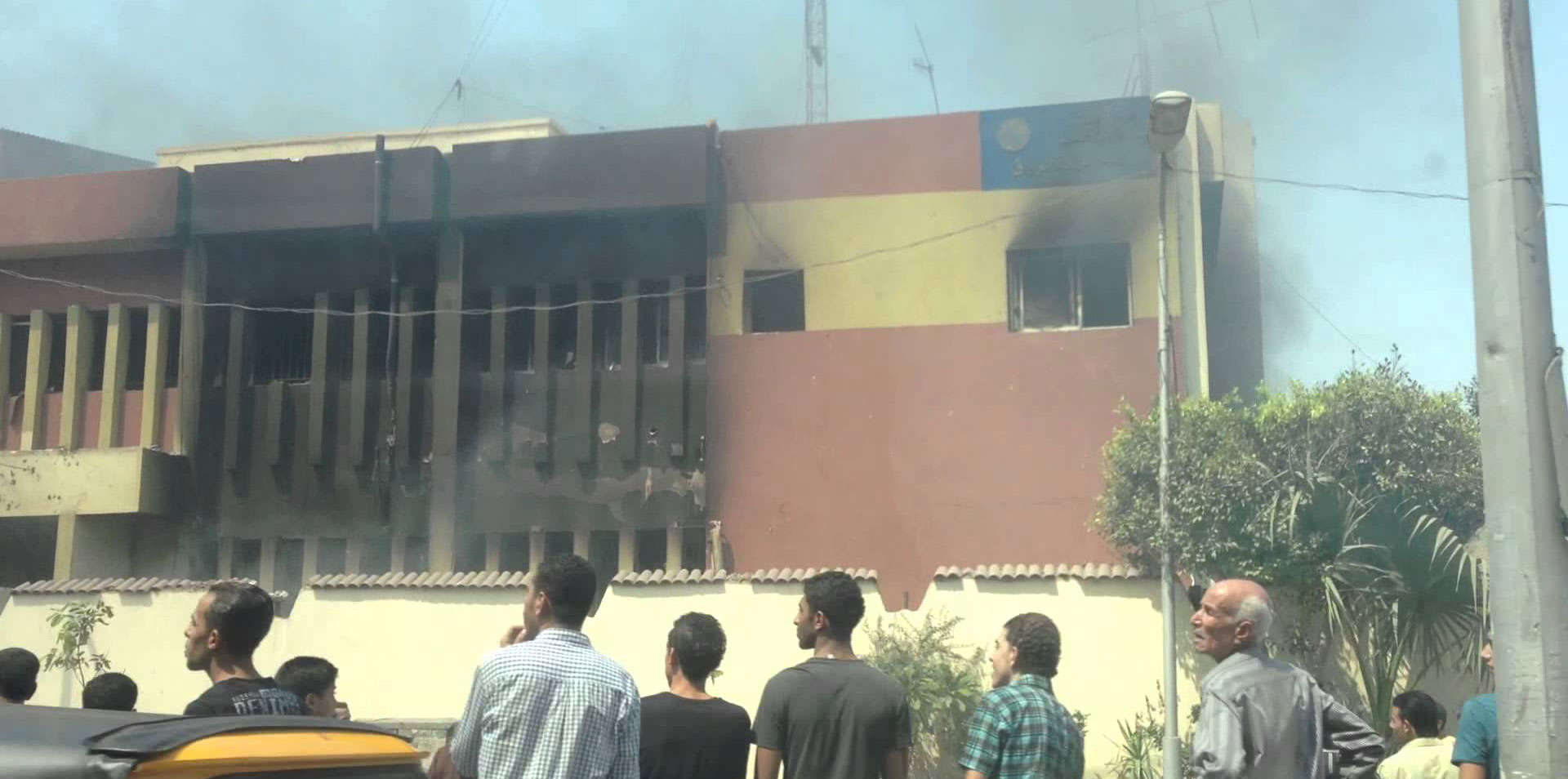 سجناء يشعلون النيران في قسم شرطة بمصر.. والأمن يحقق
