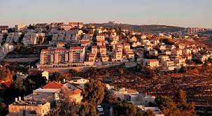 بناء آلاف الوحدات الاستيطانية على الأراضي الفلسطينية بالرغم من المعارضة الأمريكية