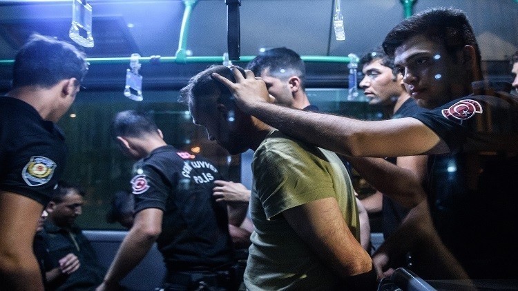 أنقرة تعلق عمل 500 جندي لصلتهم بالانقلاب