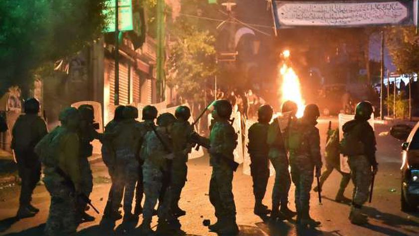مجهولون يلقون قنبلة على عسكريين في طرابلس اللبنانية.. وإصابة اثنين