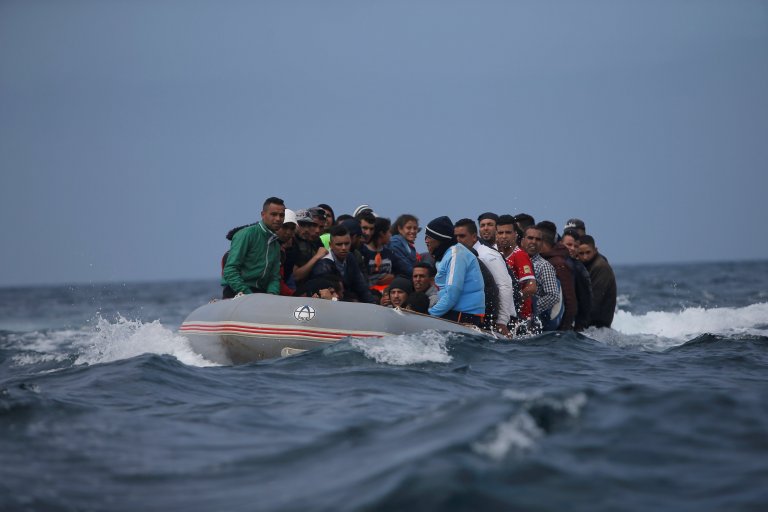 تبادل الاتهامات بين إسبانيا والمغرب بعد فرار آلاف المغاربة عبر الماء إلى إسبانيا