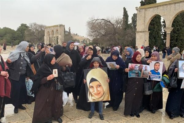 الاحتلال الإسرائيلي اعتقل عدد من أمهات الأسرى المقدسيين أمام الأقصي