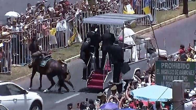 بابا الفاتيكان يوقف موكبه من أجل شرطية تشيلية
