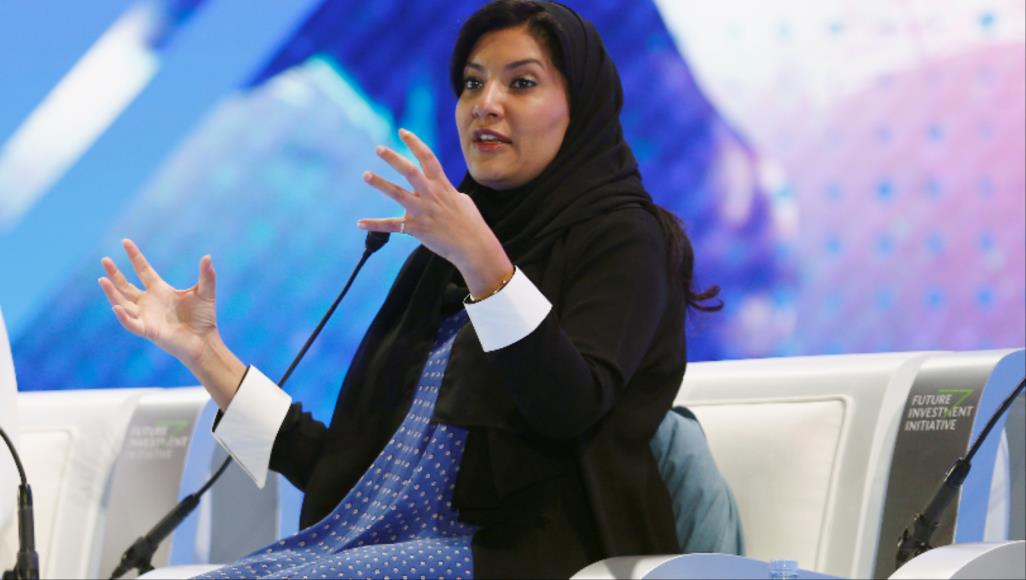قدمت العزاء.. السفيرة السعودية تزور قاعدة بنساكولا وتلتقي قيادتها