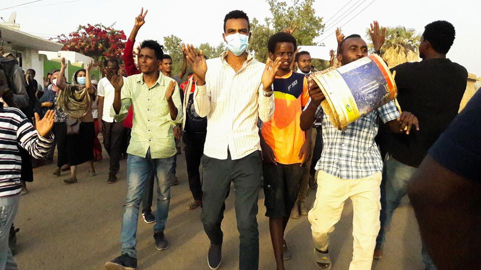 السودان أمام “الزحف الكبير”.. والجيش ينتقد “شذاذ الآفاق