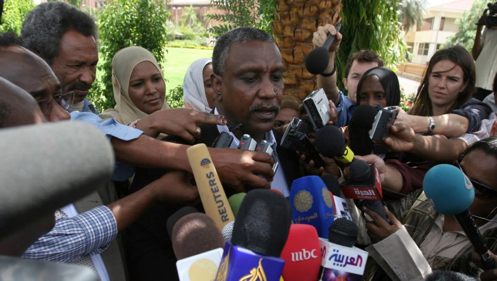 ياسر عرمان: تلقيت رسائل من حميدتي والبرهان لمغادرة السودان