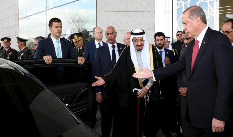 أردوغان يستقبل الملك سلمان ويمنحه وسام الجمهورية