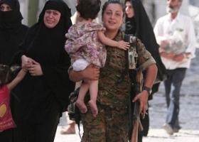 رجال يحلقون لحاهم ونساء يكشفن وجوههن ويدخنّ السجائر احتفالاً بتحرير منبج