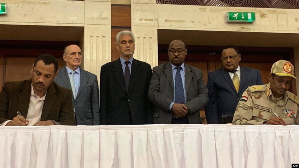 السودان.. التوقيع على الاتفاق السياسي بين “الانتقالي” و”التغيير”