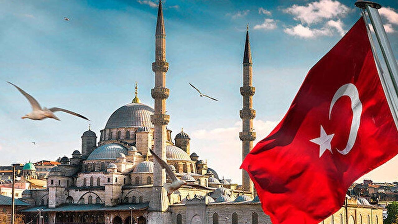 إسطنبول تتزين بالعلم التركي احتفالاً بالذكرى الـ103 للنصر الكبير في 30 أغسطس