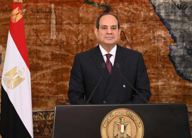الرئيس السيسي يضع إكليلا من الزهور على النصب التذكاري بميدان الأبطال في بودابست
