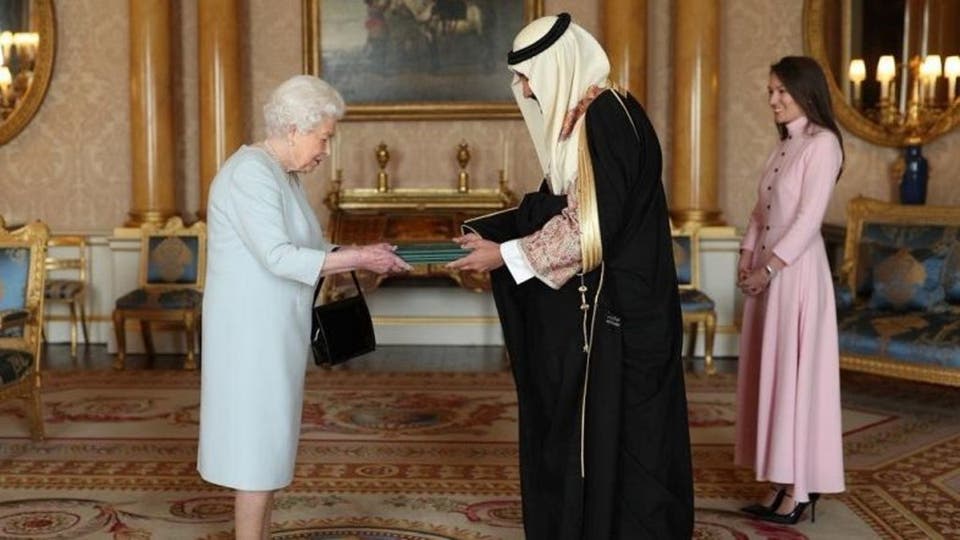 سفير السعودية لدى بريطانيا يقدم أوراق اعتماده للملكة إليزابيث