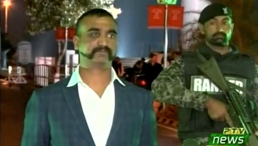 بعد تسليم الطيار.. باكستان تفتح مجالها الجوي وتشكو الهند للأمم المتحدة