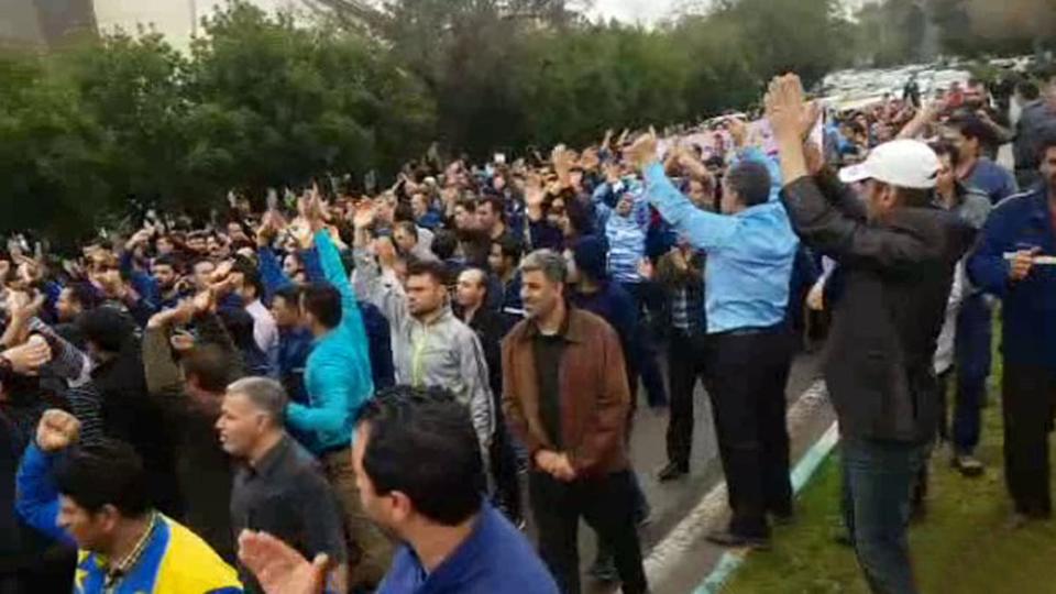 إيران.. أحكام بالسجن والجلد لعمال شاركوا باحتجاجات