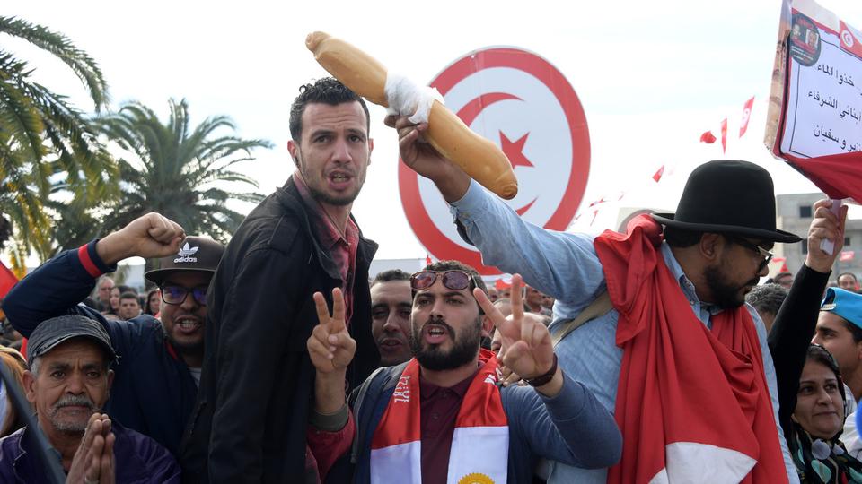 آلاف المتظاهرين يملأون شوارع تونس.. “ثورة بطون خاوية”
