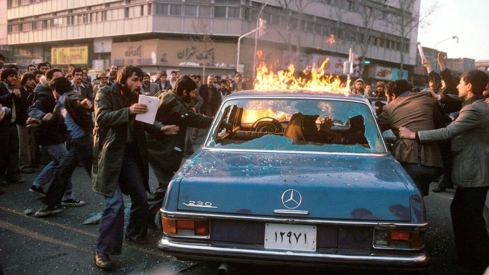 نيويورك تايمز: مصور الثورة الإيرانية ضد الشاه يروي.. ما أشبه الليلة بالبارحة!