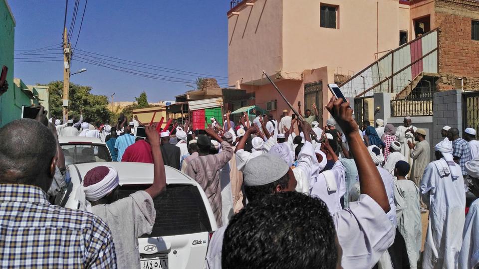 السودان.. حين يتظاهر الأبناء في وجه الآباء