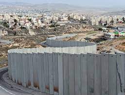 دورية صهيونية تتفقد الجدار العازل بين لبنان و الحدود الفلسطينية المحتلة