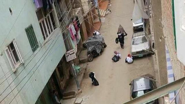 ماليزيات يدرسن بمصر ينظفن شارعهن يومياً