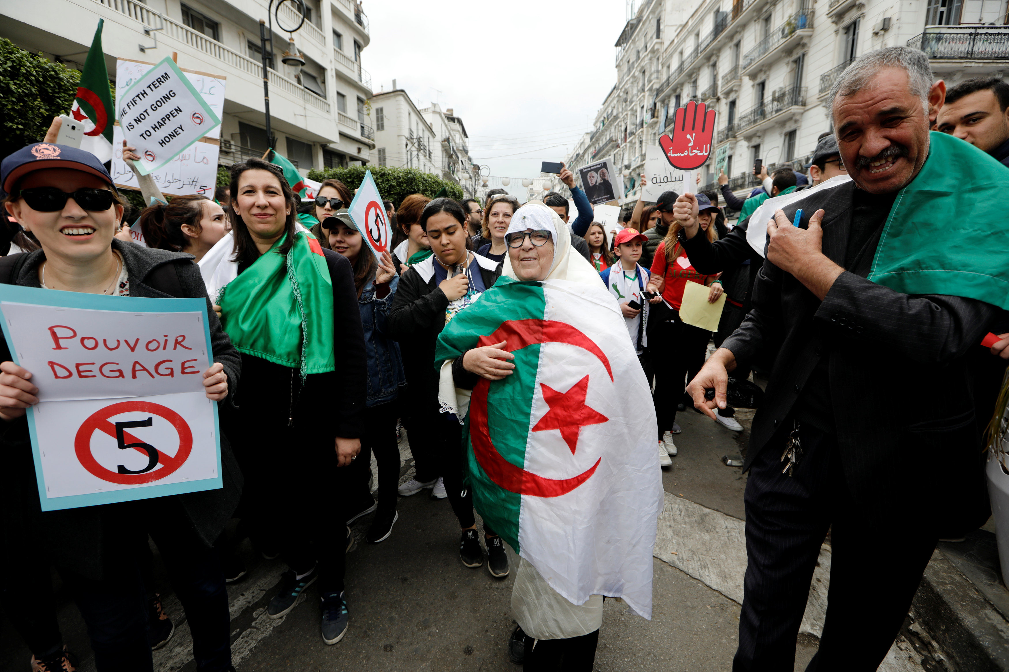 الجمعة العاشرة علي التوالي… الجزائريون في الميادين