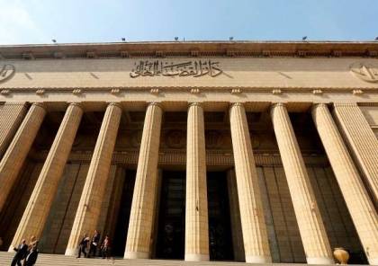 مصر توقف بثّ قناة فضائية لاستضافتها مثليين