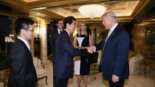 ماذا تفعل ابنة ترمب في أول اجتماع دبلوماسي له؟!