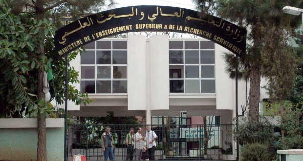 الجزائر تقدم موعد عطلة الامعات للتخلص من وقفاتهم الاحتجاجية