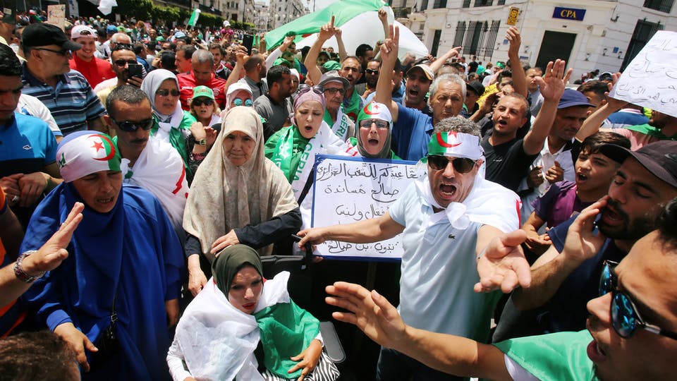 الجزائر.. الجيش يدعو لحوار جاد وبناء للإسراع بإيجاد حلول