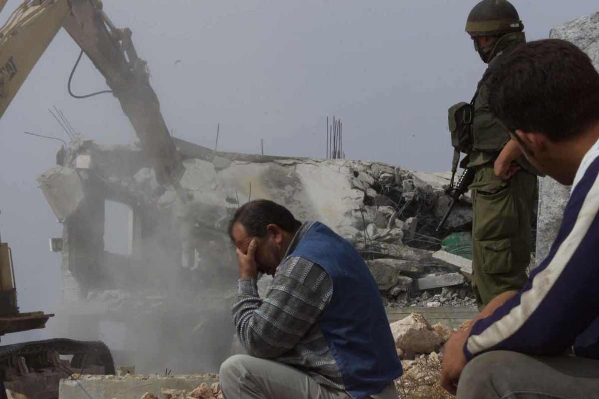 الاحتلال الإسرائيلي الغاشم يستمر في هدم منازل الفلسطنيين بالضفة