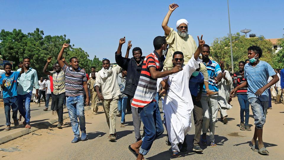 السودان.. المعلمون والصيادلة يعلنون الإضراب العام