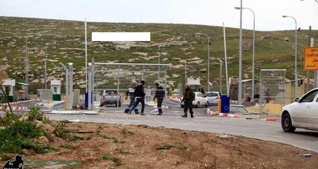 فلسطين: الإحتلال يضع بوابات حديدية على أم ركبة وفصلها عن الضفة الغربية