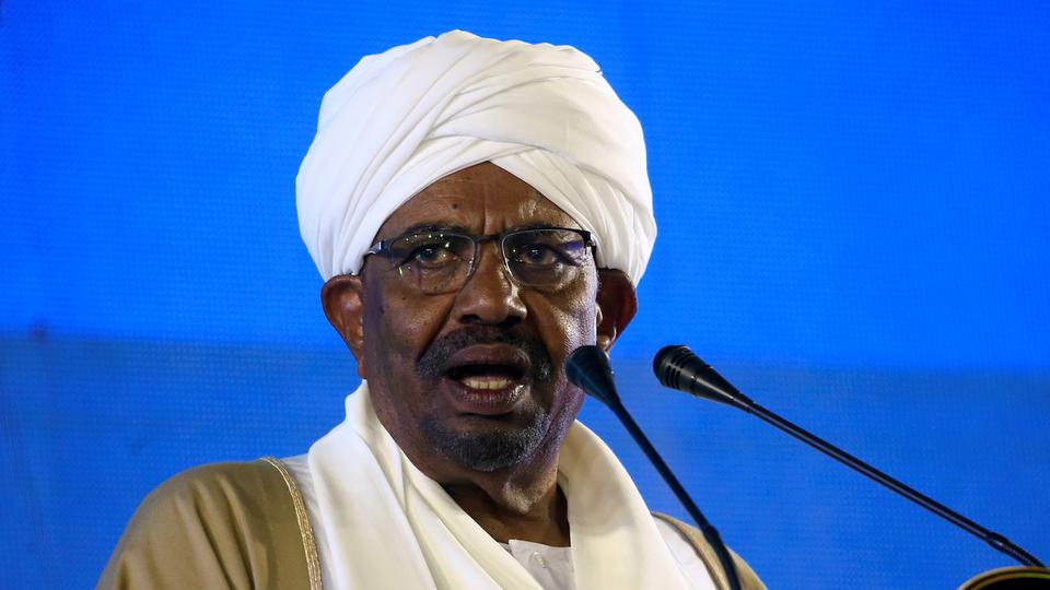 البشير لمن يطالبونه بالتنحي: استعدوا لخوض انتخابات 2020