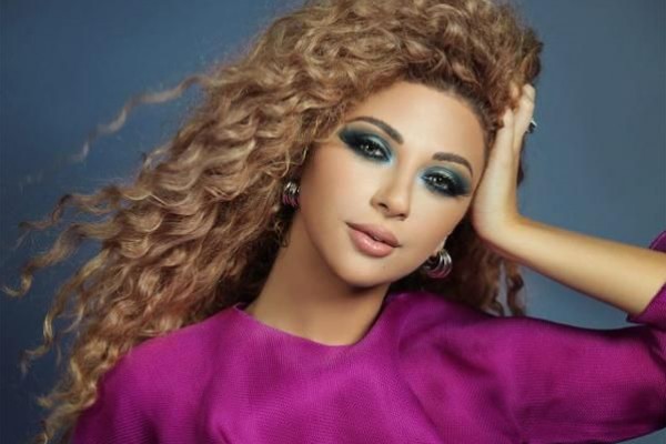 ميريام فارس تستعرض رشاقتها بعد الولادة بـ”شورت” جديد