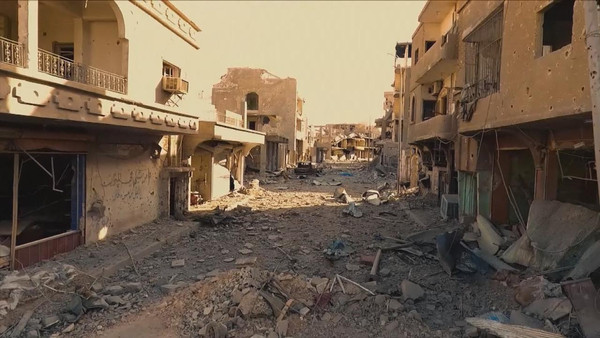 مسؤول أميركي يزور أطلال داعش في الرقة