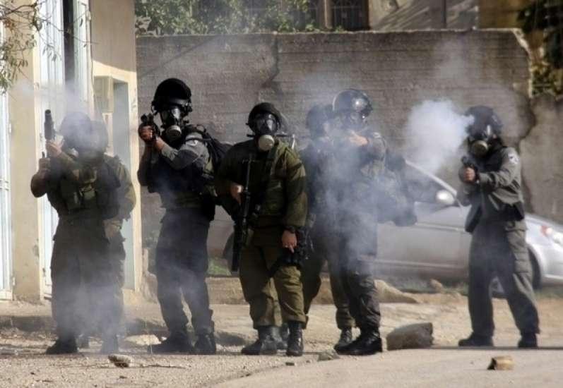 الاحتلال الإسرائيلي تكثف إطلاق قنابل الغاز السام علي الخليل