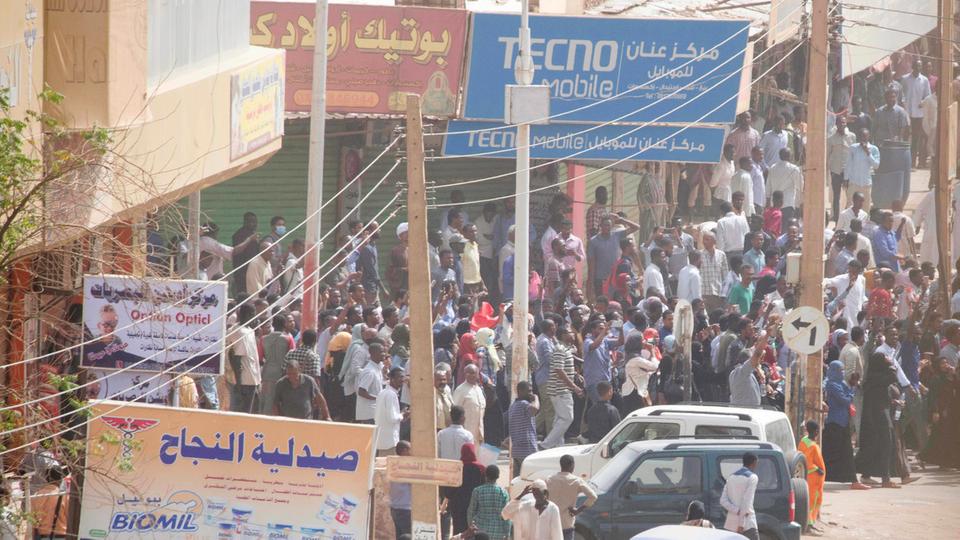 السودان.. 20 جلدة والسجن شهراً لـ 9 نساء محتجات