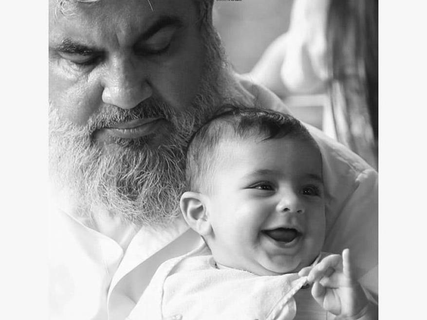 صورة لنصر الله مع حفيده تشغل التواصل.. وأدرعي يعلق