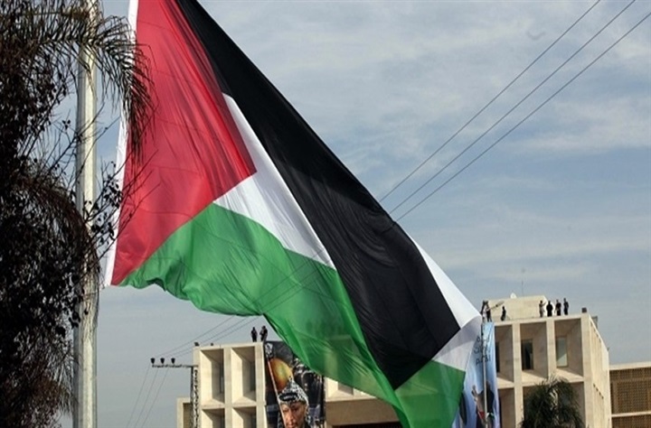 ذعر في اسرائيل بعد رفع علم فلسطين على جدار بلدية بـ تل ابيب.