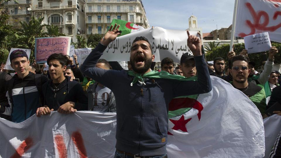 الجزائر.. الحراك يتمسك بمطالبه “ترحلوا يعني ترحلوا”