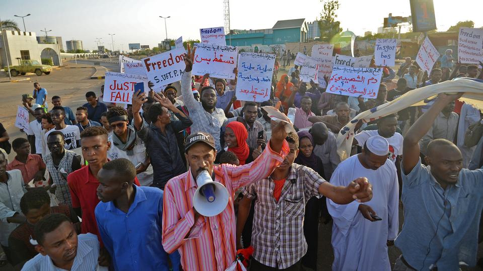 السودان.. “التغيير” ترسم حدودها ورفع المتاريس مستمر