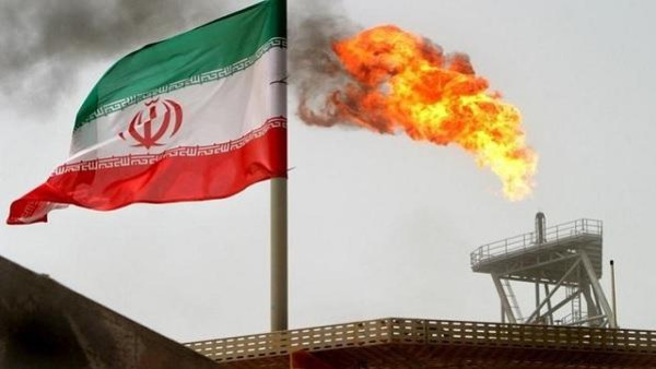 إيران: تحطم طائرة نفط ومقتل طاقمها