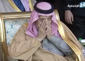 الملك سلمان ينفعل بقصيدة تهدد إيران وتهجو خامنئي