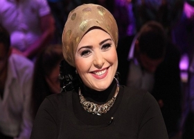 صور: صابرين تصدم جمهورها.. تدخن سيجارة وهي بلا حجاب !