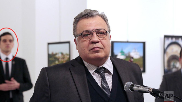 ملتقط صورة قاتل السفير الروسي.. يكشف مفاجأة غريبة!