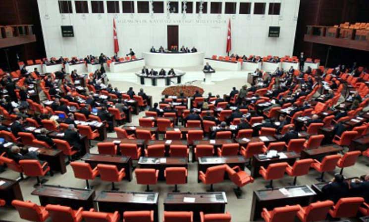 عزل عدد كبير من الموظفين الكبار فى البرلمان التركى