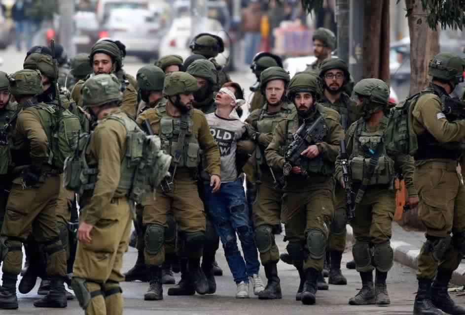 الاحتلال يعتقل طفلا بعد مداهمة منزله