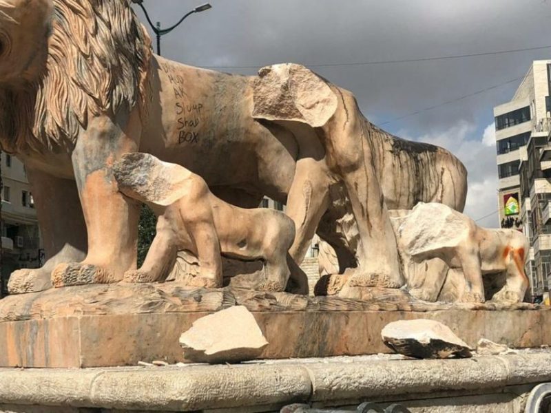 تحطيم تماثيل أسود رام الله على أنها أصنام تثير الجدل في الشارع الفلسطيني