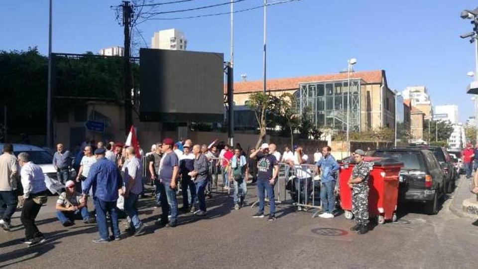 احتجاجات تسد مصرف لبنان.. و”العمل طبيعي”