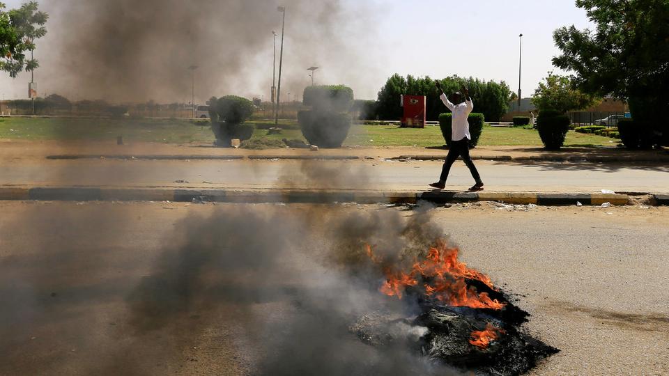بعد تعليق التفاوض.. “التغيير”: سنواصل الاعتصام بالسودان